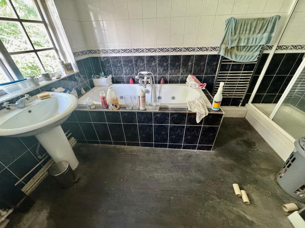 Lot: 84 - PERIOD FREE HOUSE PUBLIC HOUSE WITH FIRST FLOOR WITH POTENTIAL - Bathroom